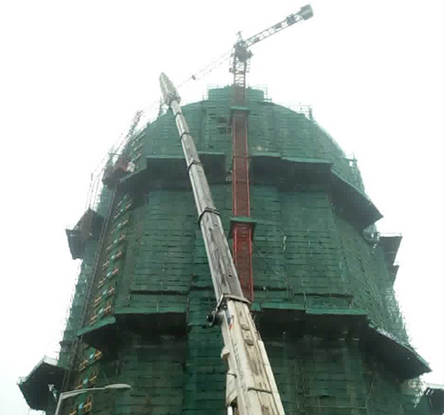 松江吊车在工地上作业
